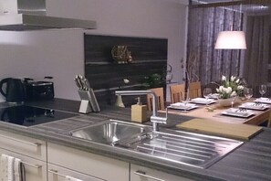 Wasserkocher mit Kaffee-/Teezubehör, Kühlschrank, Mikrowelle, Ofen