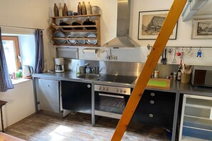 Wasserkocher mit Kaffee-/Teezubehör, Kühlschrank, Mikrowelle, Ofen
