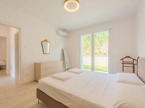 Une chambre à coucher avec un lit, une commode et un miroir.