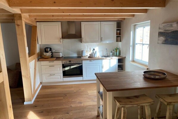 Coffee/tea maker, fridge, oven, stovetop - Half-timbered house of St. Peter (Rheinland-Pfalz - Bad Neuenahr-Ahrweiler)