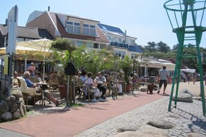Outdoor dining - Holiday apartment with 2 bedrooms (Cuxhaven)