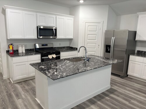 Beautiful 4-bedroom bungalow with AC in tranquil Texas City