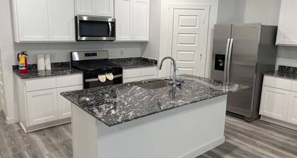 Beautiful 4-bedroom bungalow with AC in tranquil Texas City