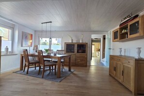 Dining - Holiday home in Eilsum with swimming pool (Eilsum)