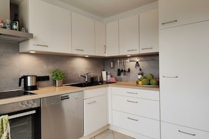 Wasserkocher mit Kaffee-/Teezubehör, Kühlschrank, Mikrowelle, Ofen