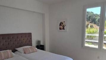2 bedrooms, iron/ironing board, WiFi, bed sheets