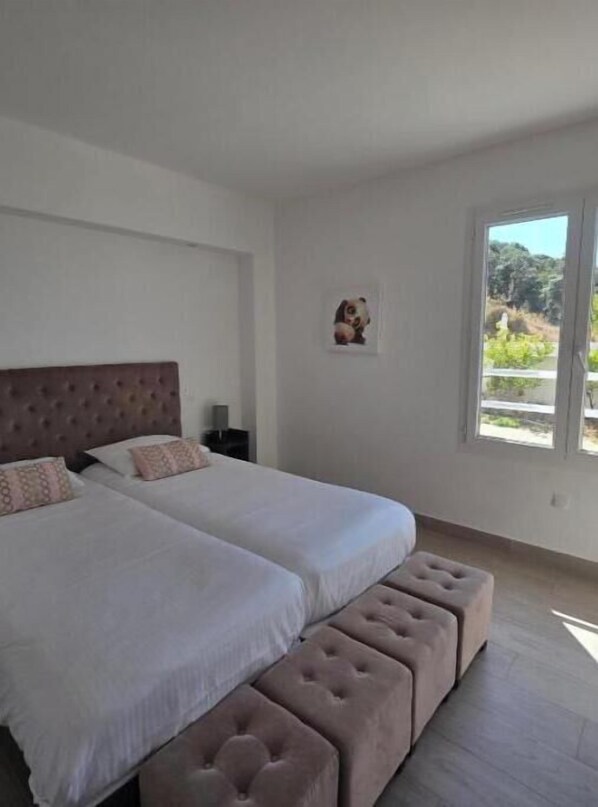 2 bedrooms, iron/ironing board, WiFi, bed sheets