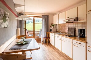 Wasserkocher mit Kaffee-/Teezubehör, Kühlschrank, Mikrowelle, Ofen