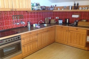 Wasserkocher mit Kaffee-/Teezubehör, Kühlschrank, Ofen, Herdplatte