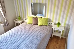 Bügeleisen/Bügelbrett, Reisekinderbett, kostenloses WLAN, Bettwäsche