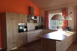 Coffee/tea maker, fridge, microwave, oven - Holiday home with 2 bedrooms (Neuenkirchen)