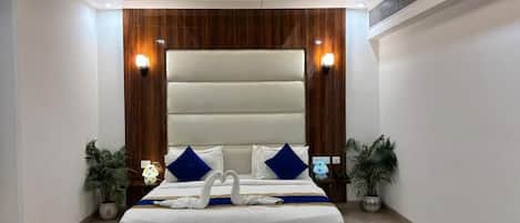 Deluxe Double Room | Desk, laptop workspace, free WiFi