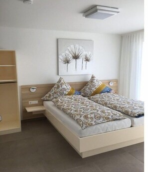 2 bedrooms, iron/ironing board, travel cot, free WiFi - Starenweg Apartments (Langenargen)