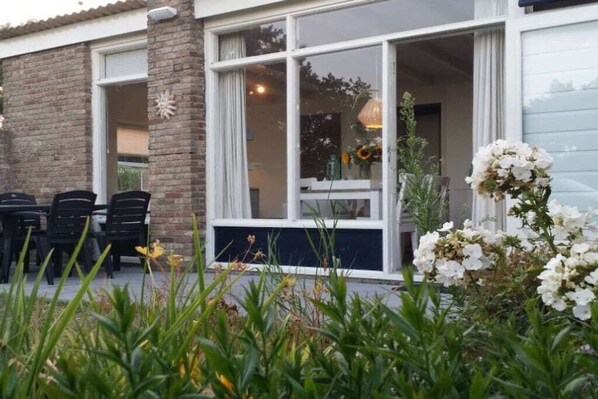 Outdoor dining - Hasecamer Bungalow 107 (Callantsoog)