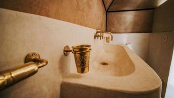 Standaard tent | Badkamer | Gratis toiletartikelen, een haardroger, handdoeken, zeep