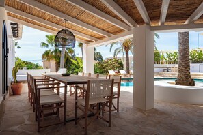 Outdoor dining - Vrbo Property (VC)
