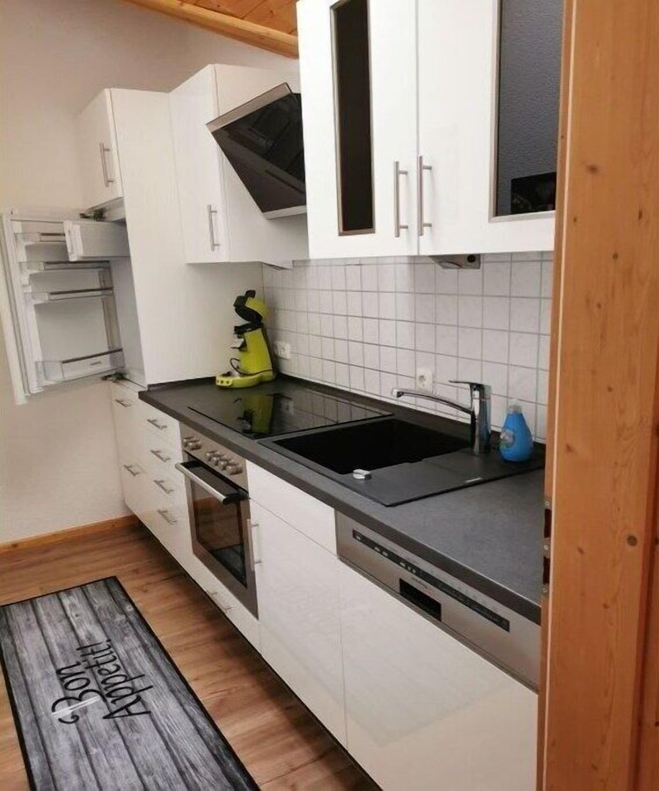 Wasserkocher mit Kaffee-/Teezubehör, Kühlschrank, Ofen, Herdplatte