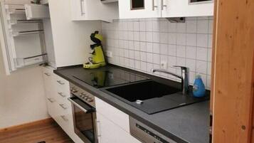 Wasserkocher mit Kaffee-/Teezubehör, Kühlschrank, Ofen, Herdplatte