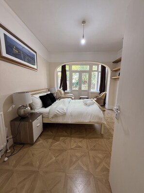 Comfort Double Room | Free WiFi - Classic Guest House (Croydon)