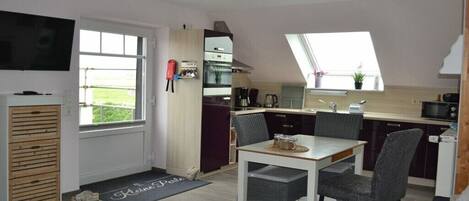 Wasserkocher mit Kaffee-/Teezubehör, Kühlschrank, Mikrowelle, Ofen