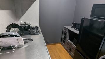 Réfrigérateur, micro-ondes, batterie de cuisine, vaisselle et ustensiles