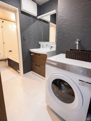 Haartrockner, Handtücher, Seife, Toilettenpapier