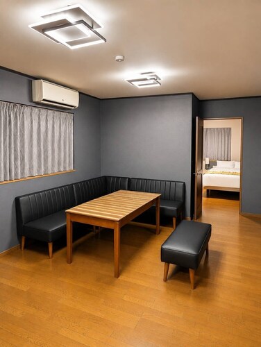 Entire 3-Bedroom Private Villa with Party Room