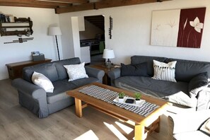 Smart-TV, Tischtennisplatte, Stereoanlage