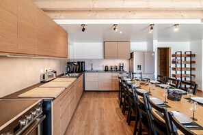 Coffee/tea maker, fridge, microwave, oven - Chalet Quiétude, Hot Tub, Movie Theater, 17 beds, 6 bathrooms (Font-Romeu)