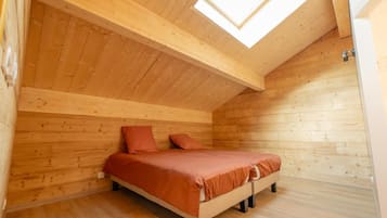 Iron/ironing board, travel cot, WiFi, bed sheets