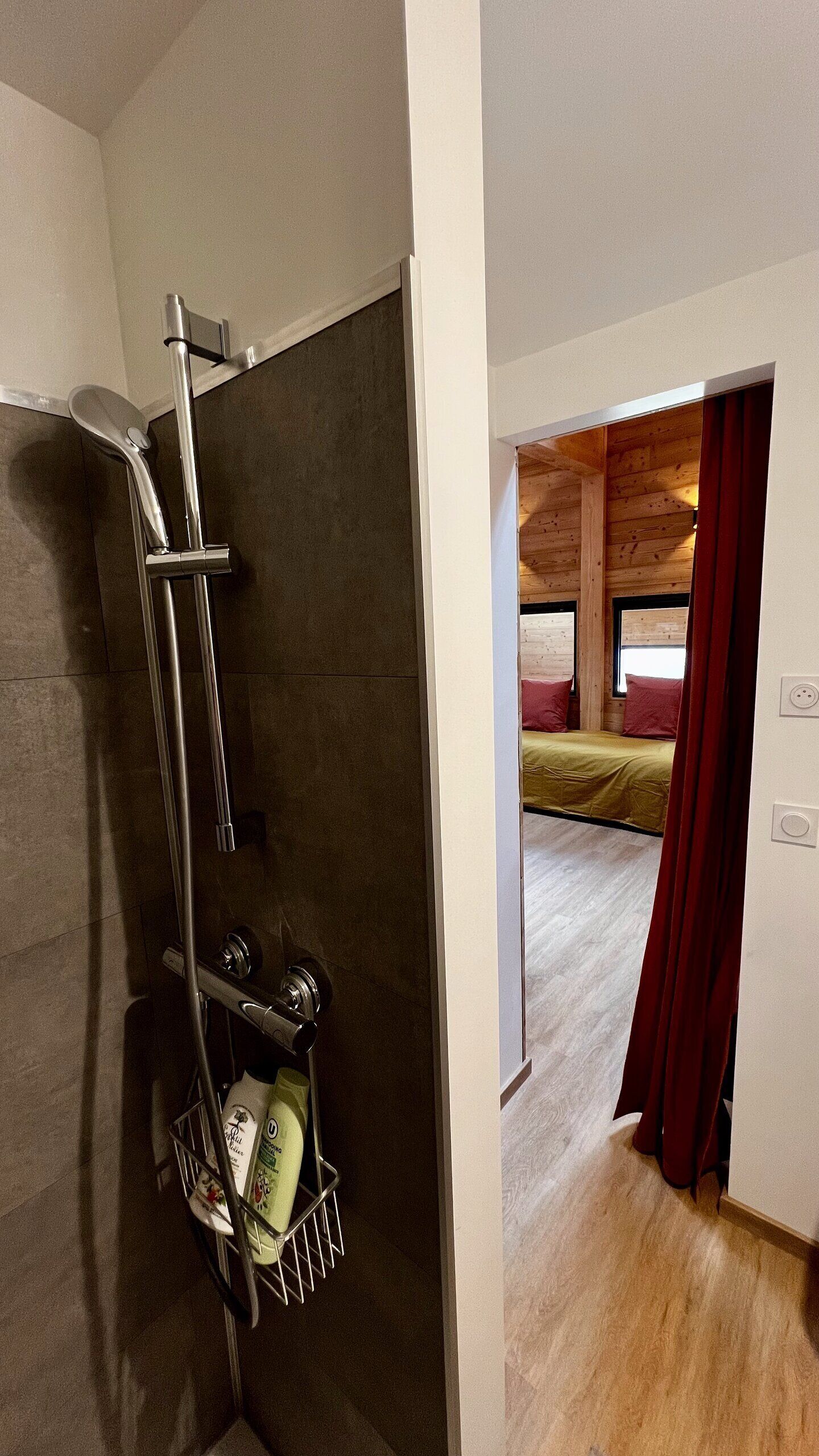 Een douche, een haardroger, handdoeken, zeep