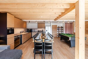 Coffee/tea maker, fridge, microwave, oven - Chalet Quiétude, Hot Tub, Movie Theater, 17 beds, 6 bathrooms (Font-Romeu)