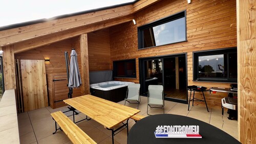 Quiétude Chalet • New 2026 • 17 people • Spa & Movie Theater