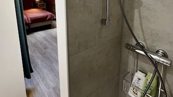 Een douche, een haardroger, handdoeken, zeep