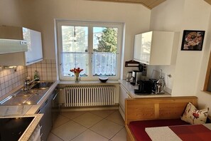Wasserkocher mit Kaffee-/Teezubehör, Kühlschrank, Mikrowelle, Ofen