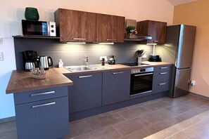 Wasserkocher mit Kaffee-/Teezubehör, Kühlschrank, Mikrowelle, Ofen