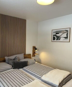 Iron/ironing board, bed sheets - Tödter | Holiday Apartment 2 (Schneverdingen)