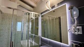 Superior-Doppel- oder -Zweibettzimmer, Balkon, Poolblick | Badezimmer | Haartrockner, Handtücher