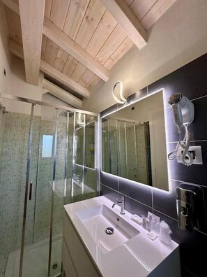 Superior-Doppel- oder -Zweibettzimmer, Balkon, Poolblick | Badezimmer | Haartrockner, Handtücher