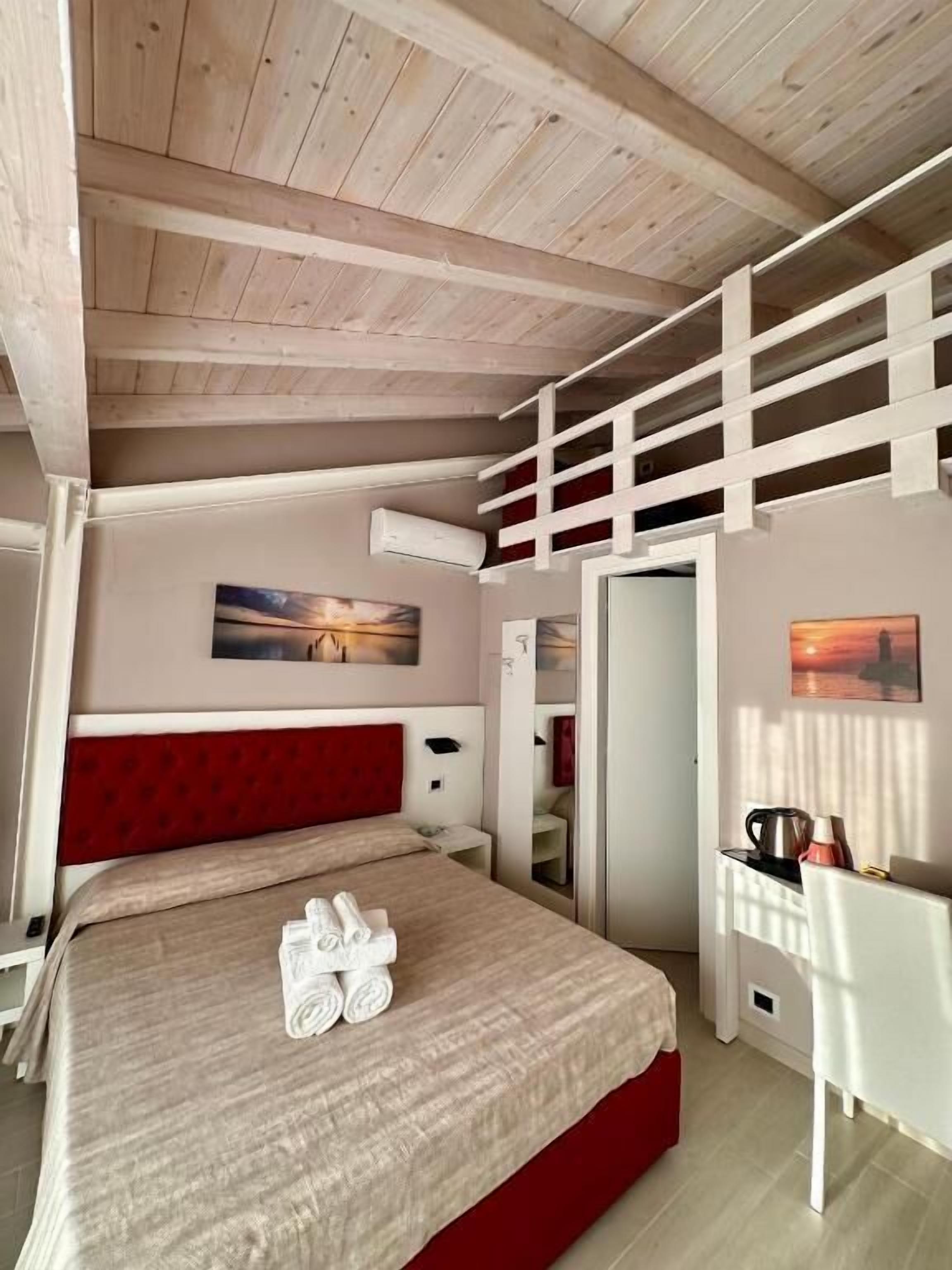 Superior-Doppel- oder -Zweibettzimmer, Balkon, Poolblick | Zimmersafe, Schreibtisch, Verdunkelungsvorhänge, kostenloses WLAN