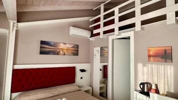 Superior-Doppel- oder -Zweibettzimmer, Balkon, Poolblick | Zimmersafe, Schreibtisch, Verdunkelungsvorhänge, kostenloses WLAN
