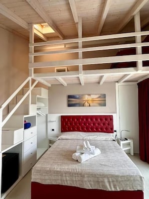 Superior-Doppel- oder -Zweibettzimmer, Balkon, Poolblick | Zimmersafe, Schreibtisch, Verdunkelungsvorhänge, kostenloses WLAN