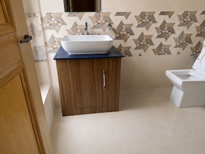 Quadruple Room, Balcony, Mountain View | Bathroom - Nubra Glamour Guesr House (Diskit)