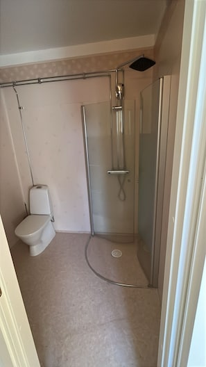Basic-Doppel- oder -Zweibettzimmer | Badezimmer | Dusche, Handtücher, Seife, Shampoo