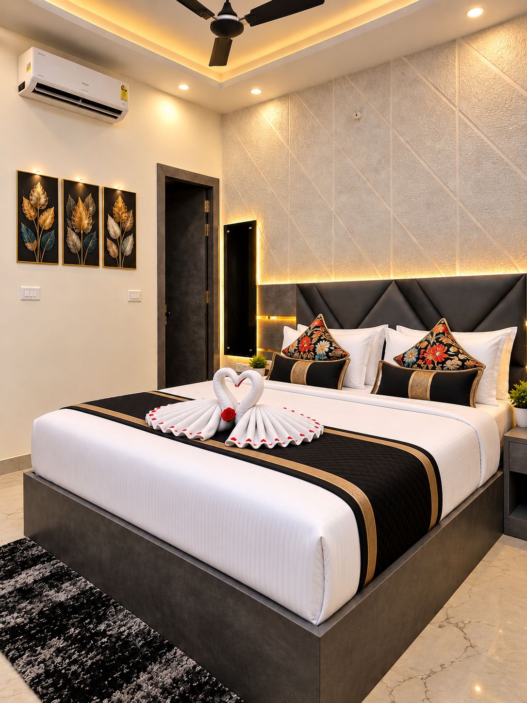 Una habitación de hotel moderna con una cama grande, un ventilador de techo y un aire acondicionado de pared.