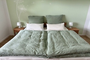 Free WiFi, bed sheets - Holiday apartment with 2 bedrooms (Wilhlemshaven)