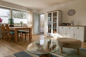 Dining - Holiday apartment with 2 bedrooms (Wilhlemshaven)