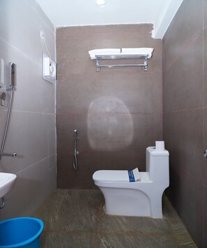 Kamar Double Klasik | Kamar mandi | Shower, handuk, sabun, dan sampo