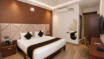 Deluxe Double Room | Desk, WiFi (free), bed sheets