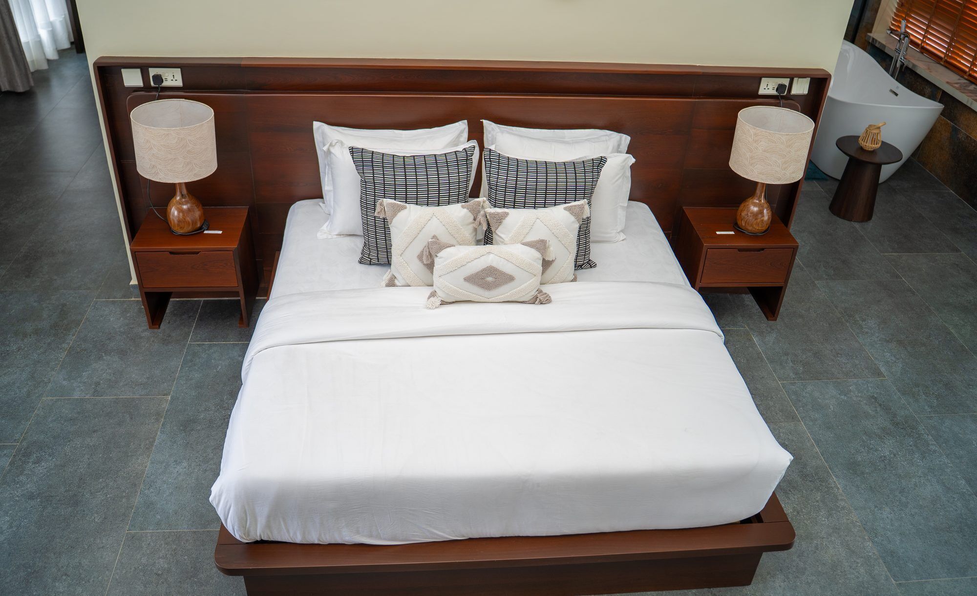 Classic Twin Room, Garden View | Living area